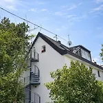 Sonnige Design-dachwohnung Mit Fernblick Lägenhet